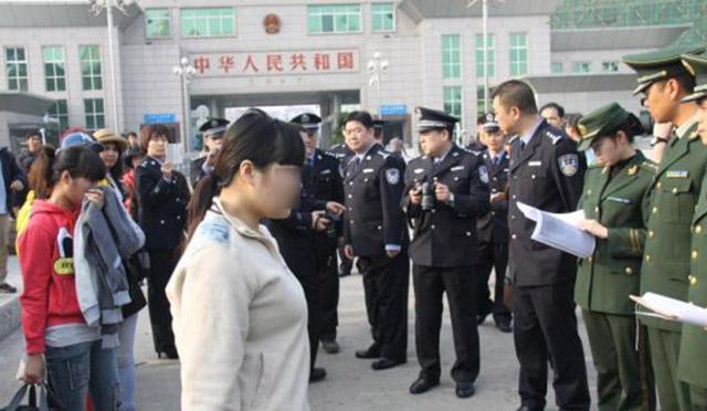 Pembebasan korban penculikan dan perdangan wanita | Photo: Copyright shanghaiist.com