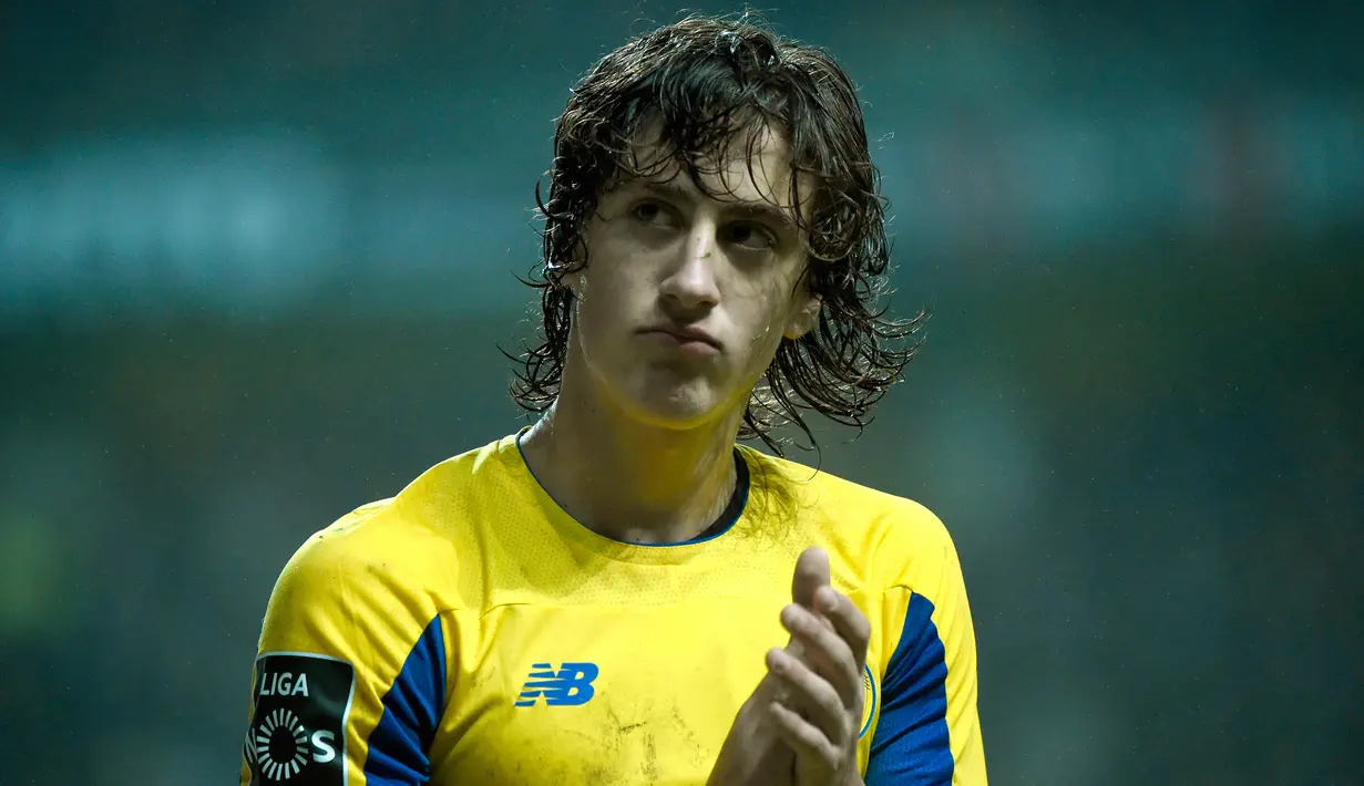 6. Fabio Silva (Wolverhampton Wanderers) - Fabio Silva menjadi salah satu pemain muda termahal di Liga Inggris usai dilabuhkan Wolves musim panas ini. Pemain berusia 18 tahun ini didatangkan Wolves dari FC Porto dengan transfer mencapai 40 juta euro. (AFP/Miguel Riopa)