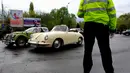Sebuah Porsche 356 Cabriolet buatan 1963 terlihat bersanding dengan Morgan +4 keluaran 1962 di area pameran mobil antik ke-3 di Bucharest, Rumania (12/4/2014) (REUTERS/Radu Sigheti)