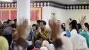 Sejumlah warga menyapa Presiden RI, Joko Widodo (kiri) saat menghadiri puncak Peringatan Hari Ibu ke-86 di Gelanggang Olahraga Ciracas, Jakarta, Senin (22/12/2014). (Liputan6.com/Faizal Fanani)