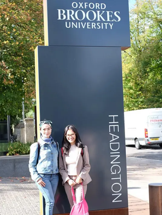 Penyanyi dangdut senior yang juga pemeran dalam film Mata Hati berfoto bersama dengan putri sulungnya, Salsha. Keduanya pun berpose di depan papan nama Oxford Brookes University. (Instagram/isdadahlia)