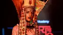 Seorang model berpose mengenakan busana perancang muda dari Pearl Academy di Autumn/Winter 2018 Fashion Week di New Delhi, India (18/3). (AFP Photo/Sajjad Hussain)