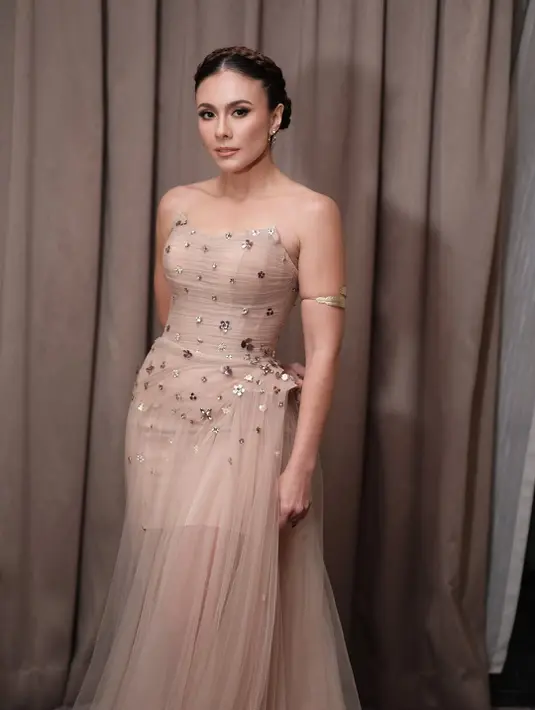 Wulan Guritno tampil menawan kenakan gaun bernuansa nude rancangan Ernesto Abram [@wulanguritno]