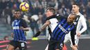 Striker Juventus, Mario Mandzukic, duel udara dengan pemain Inter Milan, Joao Mario, pada laga Serie A di Stadion Allianz, Turin, Jumat (7/12). Juventus menang 1-0 atas Inter Milan. (AP/Andrea Di Marco)