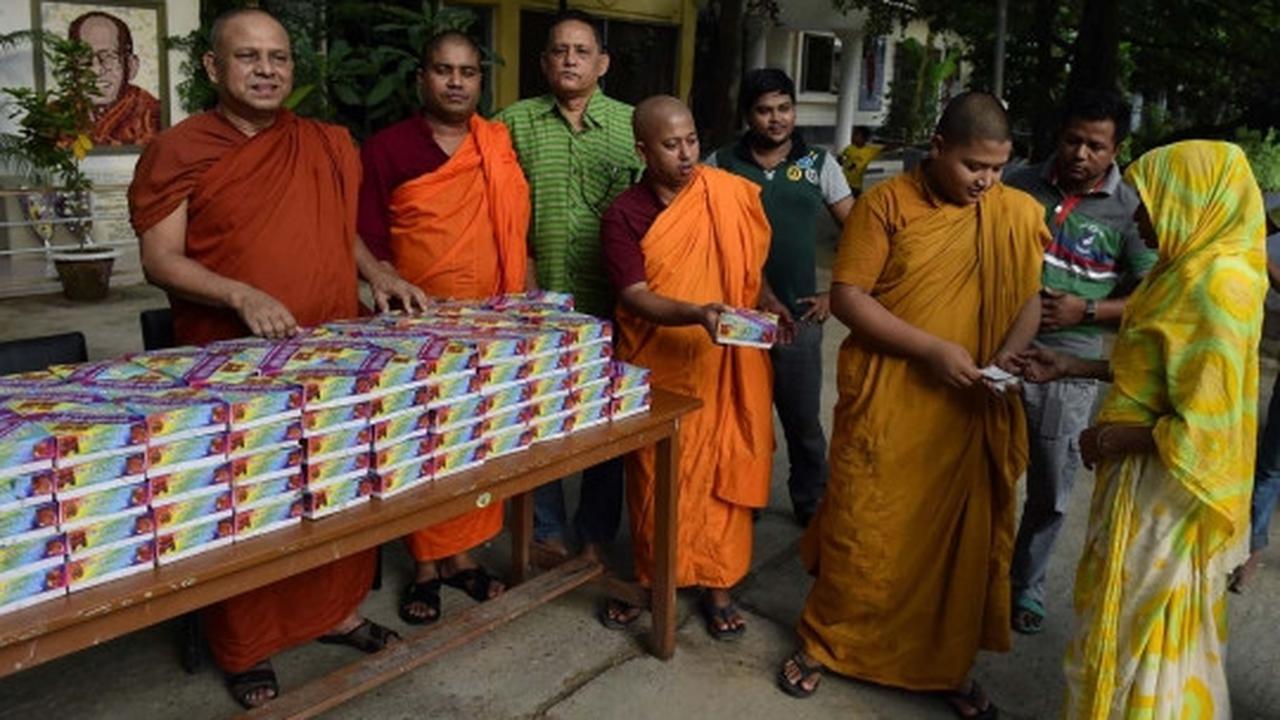 Momen langka, biksu di Bangladesh bagi-bagi takjil ke muslim