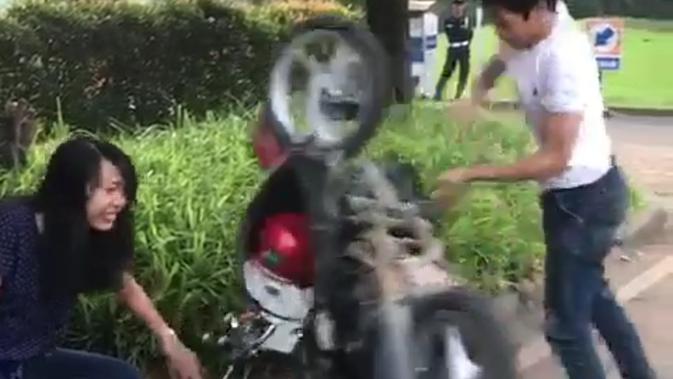Tidak terima ditilang polisi, seorang pemuda marah dan merusak motor matic milik kekasihnya secara brutal di Jalan Letnan Soetopo Serpong atau tepatnya di depan Pasar Modern BSD, Kota Tangerang Selatan (Tangsel), Kamis (7/2/2019).