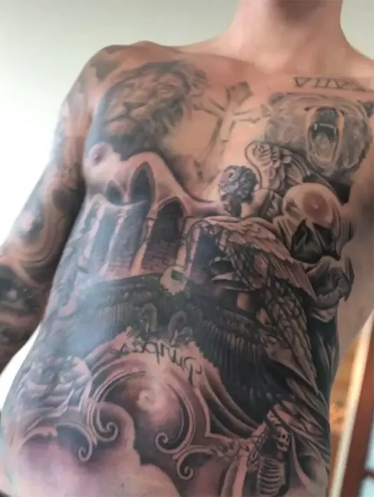 Justin Bieber pun miliki tato elang yang dihiasi tulisan "purpose" di perutnya. (instagram/justinbieber)