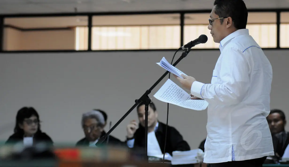 Lebih kurang 2 jam, terdakwa kasus dugaan korupsi proyek Hambalang, Anas Urbaningrum, membacakan nota pembelaan setebal 80 halaman dalam sidang di Pengadilan Tipikor Jakarta, (18/9/2014). (Liputan6.com/Helmi Fithriansyah)