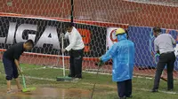 Panitia merapihkan lapangan saat laga Persis Solo melawan Martapura FC pada laga 8 besar Liga 2 Indonesia di Stadion Patriot, Bekasi, Kamis (9/11/2017). Persis kalah 0-1 dari Martapura FC. (Bola.com/M Iqbal Ichsan)