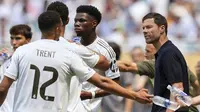 Pelatih Real Madrid, Xabi Alonso, berbicara dengan para pemainnya dalam pertandingan Grup H Piala Dunia Antarklub antara Real Madrid dan Al Hilal di Miami Gardens, Florida, Rabu, 18 Juni 2025. (AP Photo/Rebecca Blackwell)
