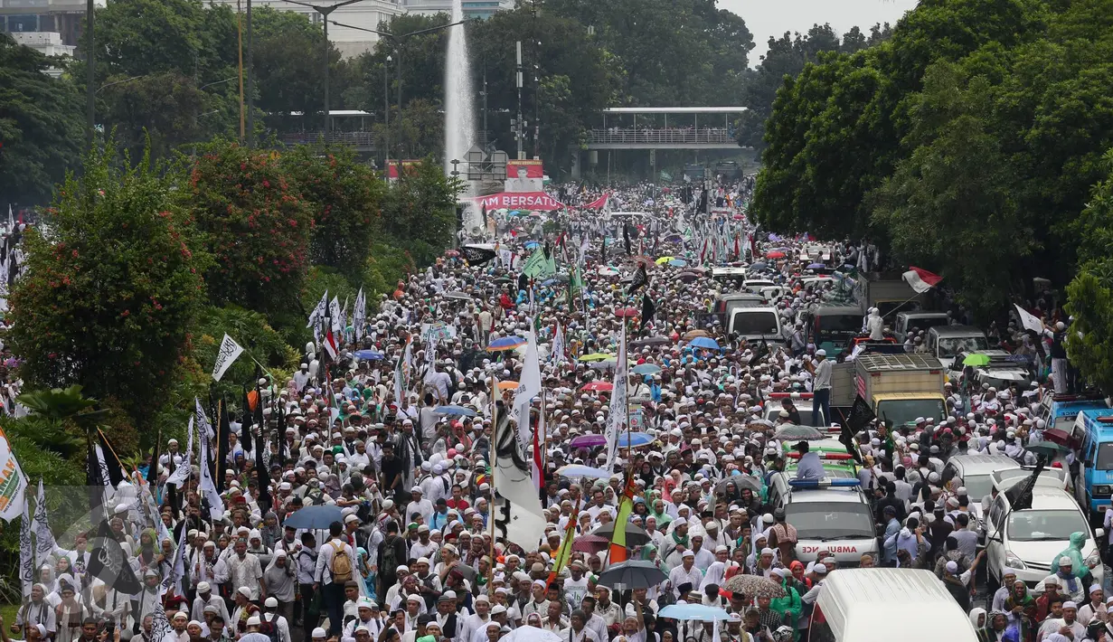 Massa aksi damai 2 Desember membubarkan diri setelah melaksanakan Salat Jumat berjamaah di kawasan MH Thamrin, Jakarta, Jumat (2/12). Setelah salat Jumat mereka berjalan kaki sambil berorasi‎ menuju ke arah Bundaran HI. (Liputan6.com/Fery Pradolo)