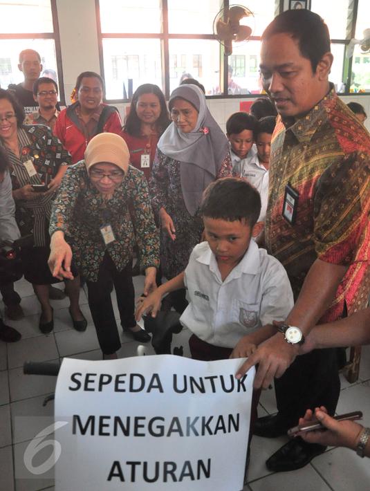 Wali Kota Semarang Hendrar Prihadi memberikan penghargaan dan sepeda gunung untuk Daffa Farros Oktoviarto di SD Kalibanteng 01, Semarang, Rabu (20/4). Daffa menjadi perbincangan karena aksinya menghadang pengendara yang melintas di trotoar. (Foto: Gholib)