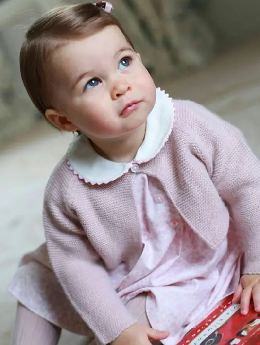 Tepat setahun yang lalu, putri kecil kedua pasangan Kate Middleton dan Pangeran William tengah merayakan hari ulang tahun. Kini, usia Princess Charlotte menginjak 1 tahun. (viainstagram@kensingtonroyal/Bintang.com)