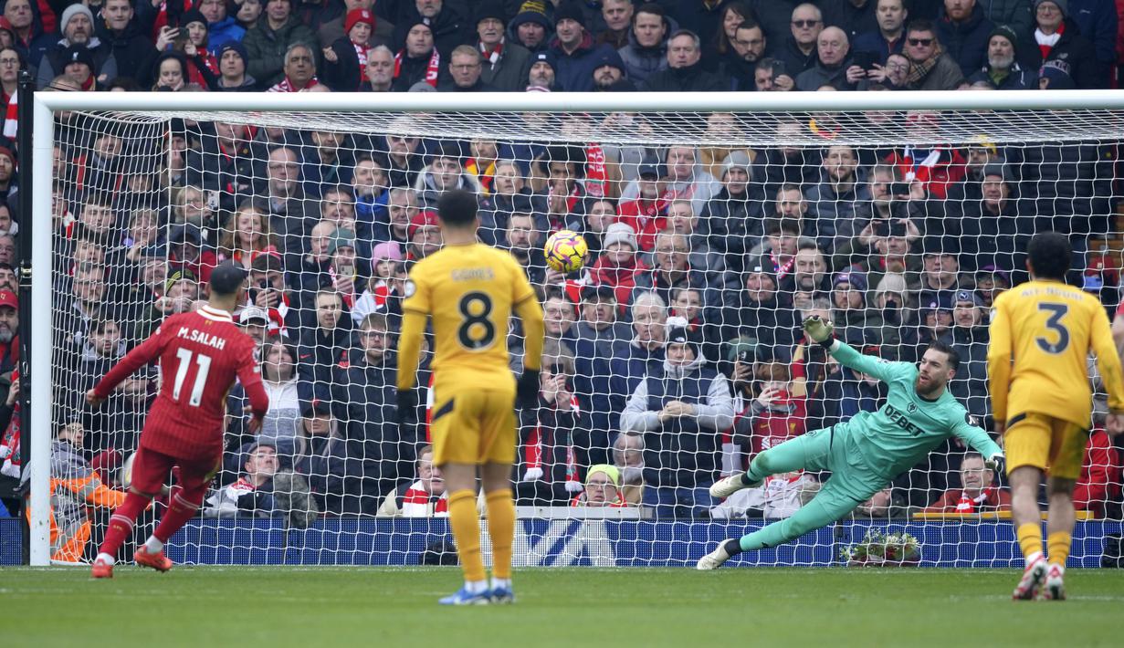 Pemain Liverpool, Mohamed Salah mencetak gol melalui tendangan penalti ke gawang Wolverhampton dalam laga lanjutan Liga Inggris 2024/2025 di Anfield, Liverpool, Inggris, Minggu (16/02/2025). (AP Photo/Ian Hodgson)