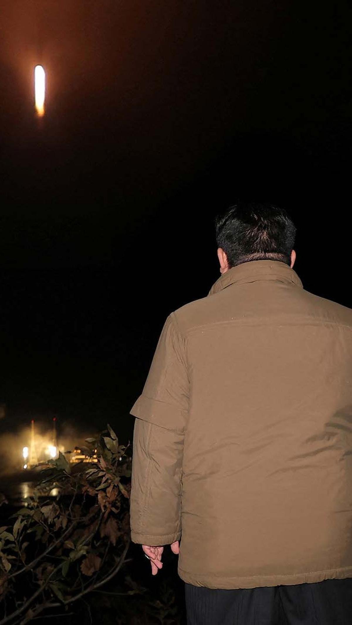 Peluncuran yang disaksikan langsung pemimpin Korea Utara, Kim Jong-un itu terjadi hanya beberapa jam setelah Pyongyang memberi tahu Jepang tentang niatnya meluncurkan satelit antara 22 November dan 1 Desember.