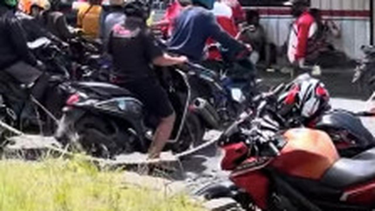 Akibat Ada Peristiwa Penembakan di Puncak Jaya Papua, Masyarakat Rela Antre Beli BBM Meskipun Mahal Rp100/Liter