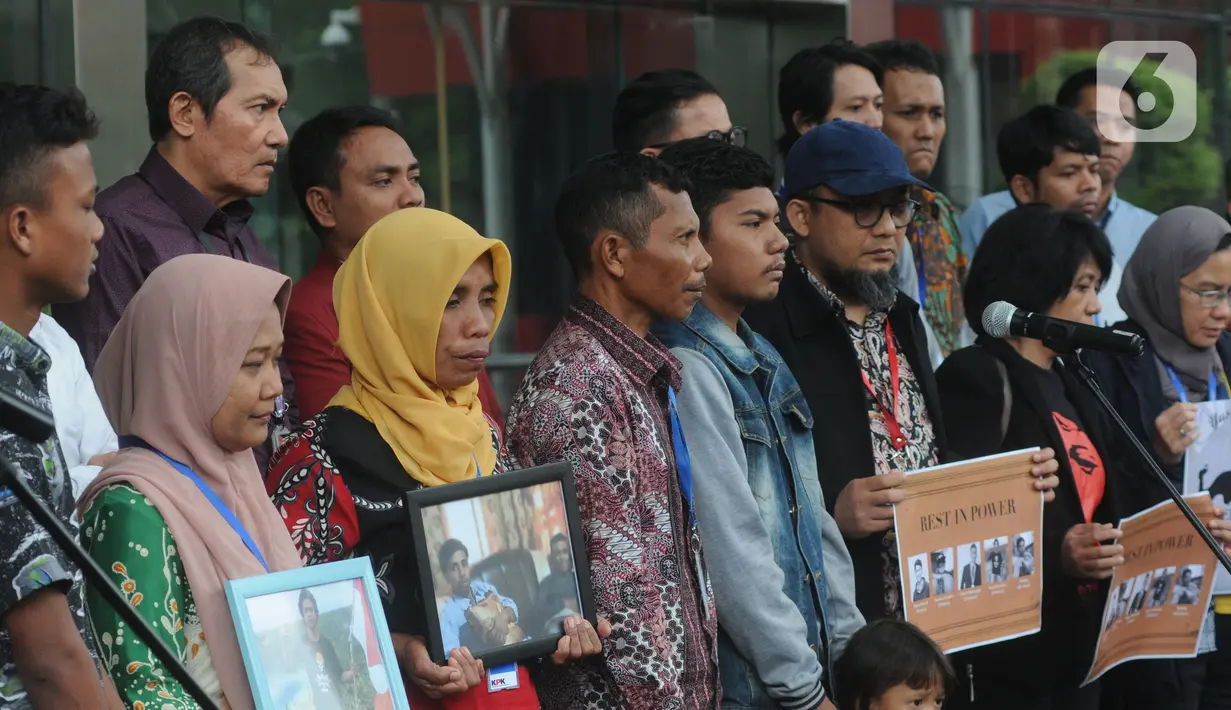 Keluarga dua mahasiswa Tewas di Kendari didampingi penyidik Komisi Pemberantasan Korupsi (KPK) Novel Baswedan (kanan) saat mendatangi Gedung KPK, Jakarta, Kamis (12/12/2019). Mereka meminta dukungan agar para pelaku penembakan segera terungkap. (merdeka.com/Dwi Narwoko)