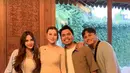 Mahalini nampak kenakan tanktop dengan kemeja biru sebagai outer dan rok mini ruffle [@mahaliniraharja]
