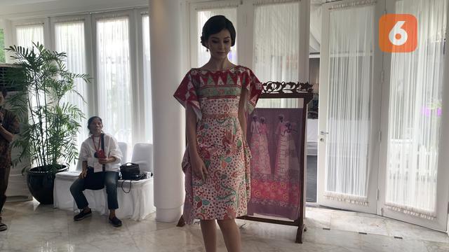Koleksi Baru Tina Andrean Gaet Anak Muda dengan Model Batik Tulis Klasik nan Elegan