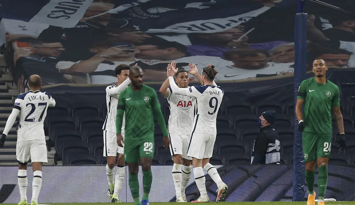 Penyerang Tottenham Hotspur, Carlos Vinicius (tengah) berselebrasi dengan rekan setimnya usai mencetak gol ke gawang Ludogorets Razgrad pada pertandingan Grup J Liga Europa di stadion Tottenham Hotspur, London, Inggris, Kamis (26/11/2020). Tottenham menang atas Ludogorets 4-0. (AP Photo/Ian Kington)