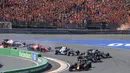 Pebalap Belanda itu tampil mendominasi balapan sepanjang 72 putaran dengan keunggulan nyaris 21 detik dari rival terdekatnya, Lewis Hamilton, yang finis di urutan kedua.  (Foto: AP/Peter Dejong)