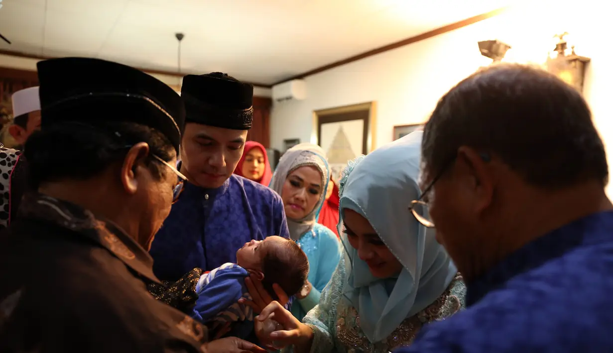 Para tamu undangan ikut mencukur rambut sang bayi pasangan Dude Harlino & Alyssa Soebandono.