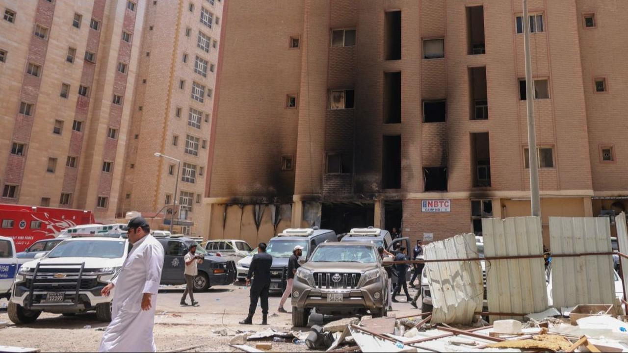 Suasana lokasi kebakaran dahsyat sebuah gedung yang menampung pekerja asing di Kuwait City, Kuwait, Rabu (12/6/2024). Kebakaran dahsyat itu menewaskan sedikitnya 49 orang, sementara puluhan lainnya terluka dan telah dilarikan ke rumah sakit.