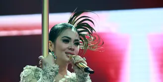 Syahrini merupakan salah satu selebriti tanah air yang lekat dengan penampilan glamor. Dalam kesempatan apapun penyanyi asal Bogor ini selalu memperhatikan penampilannya. (Deki Prayoga/Bintang.com)