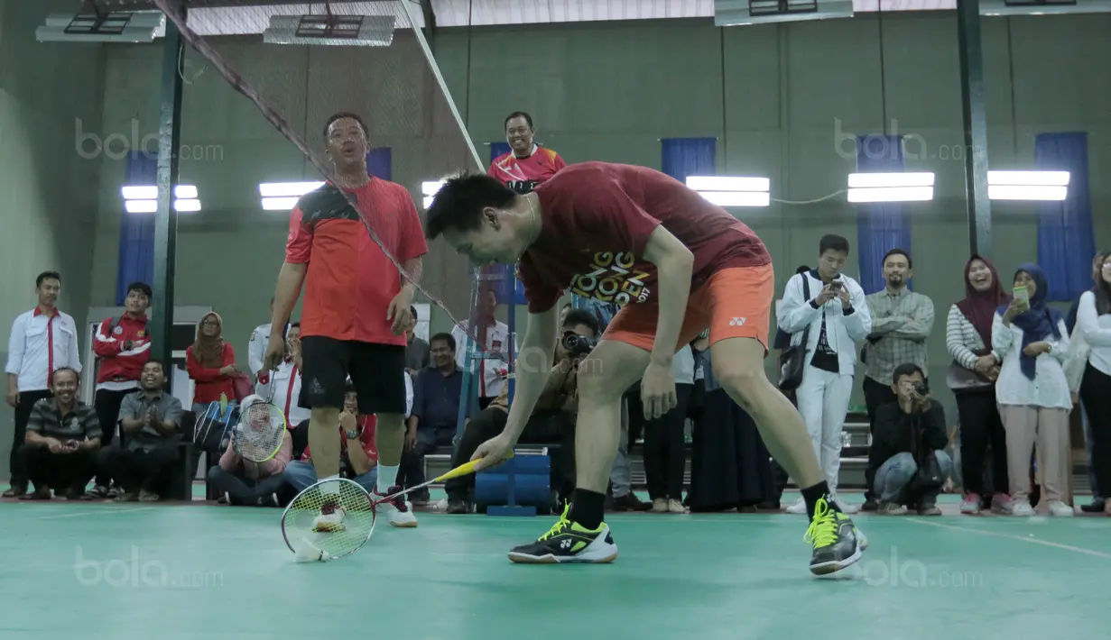 Kevin Sanjaya gagal menjangkau kok sodoran Menpora, Imama Nahrawi pada laga eksebisi bulutangkis di Gedung Kemenpora, Senayan, Jakarta, (28/11/2017). Kevin-Marcus menang 21-13, 16-21 dan 27-25.(Bola.com/Nicklas Hanoatubun)