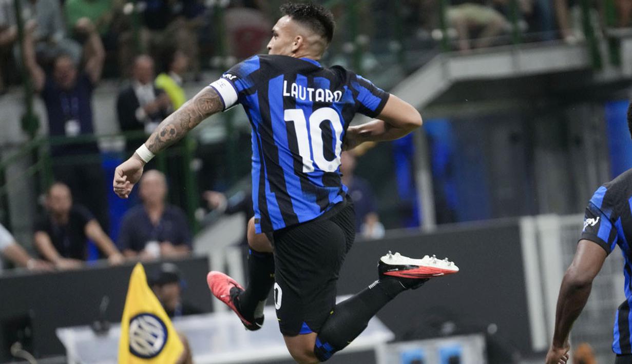 Pemain Inter Milan, Lautaro Martinez, melakukan selebrasi setelah mencetak gol ke gawang Monza pada laga perdana Serie A musim 2023/2024 di Stadion Giuseppe Meazza, Minggu (20/8/2023). Inter Milan menang dengan skor 2-0. (AP Photo/Luca Bruno)