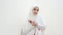 Gaya Inara Rusli padukan tunik batik nuansa merah putih, rok satin abu-abu, dan hijab putih bisa jadi inspirasi buat hijabers. [Instagram/mommy_starla]