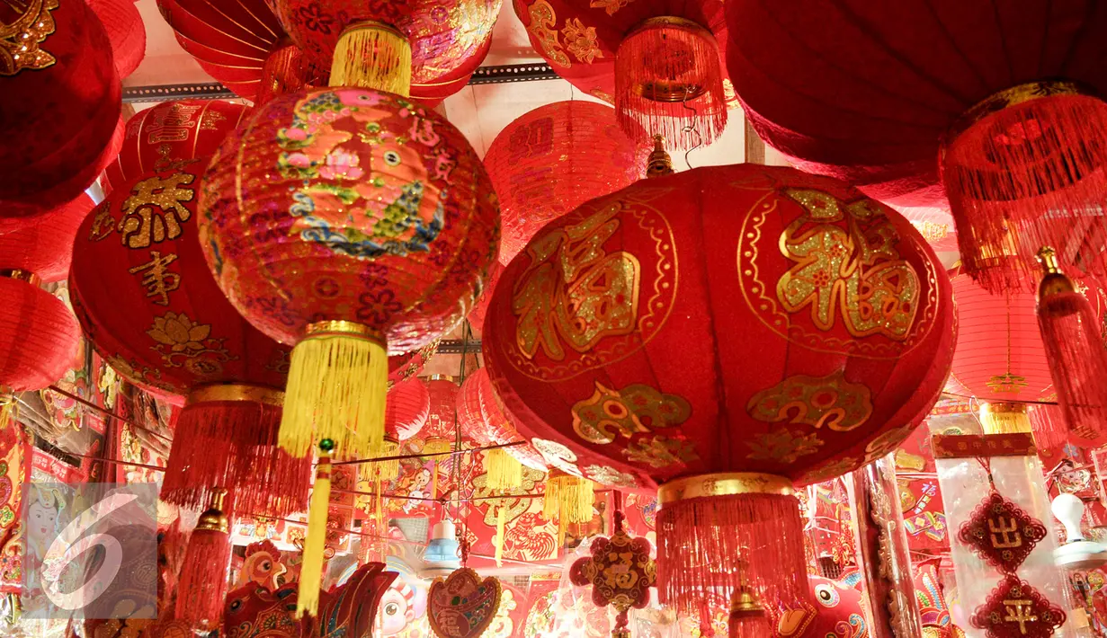 Lampion pajangan yang banyak dijual di kawasan Petak Sembilan, Jakarta, Senin (23/1). Beragam pernak-pernik Imlek yang diimport dari Tiongkok dijual para pedagang musiman di kawasan ini. (Liputan6.com/Yoppy Renato)