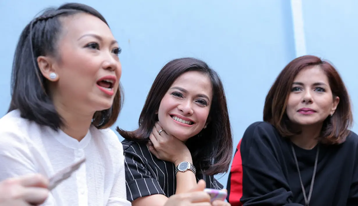 Geng yang bernama Mom Sweet Moms ini beranggotakan Ersa Mayori, Mona Ratuliu, Meisya Siregar, Novita Angie dan Nola Be3. Seperti yang diketahui, mereka memang sudah sangat lama berkecimpung di dunia entertain. (Deki Prayoga/Bintang.com)