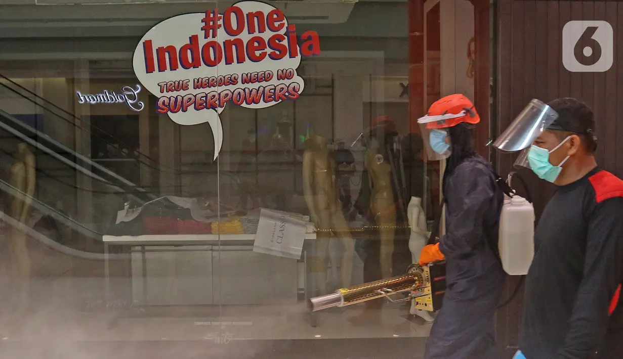 Petugas pemadam kebakaran Kota Depok bersiap melakukan penyemprotan disinfektan di Mal Margo City, Depok, Sabtu (22/08/2020). Penyemprotan dilakukan menyusul  adanya 15 pegawai di gerai perbelanjaan Giant Margo City yang positif COVID-19. (Liputan6.com/Herman Zakharia)