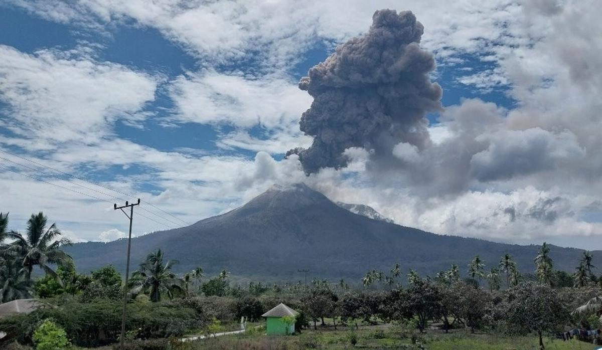 Gunung Lewotobi Laki-Laki meletus