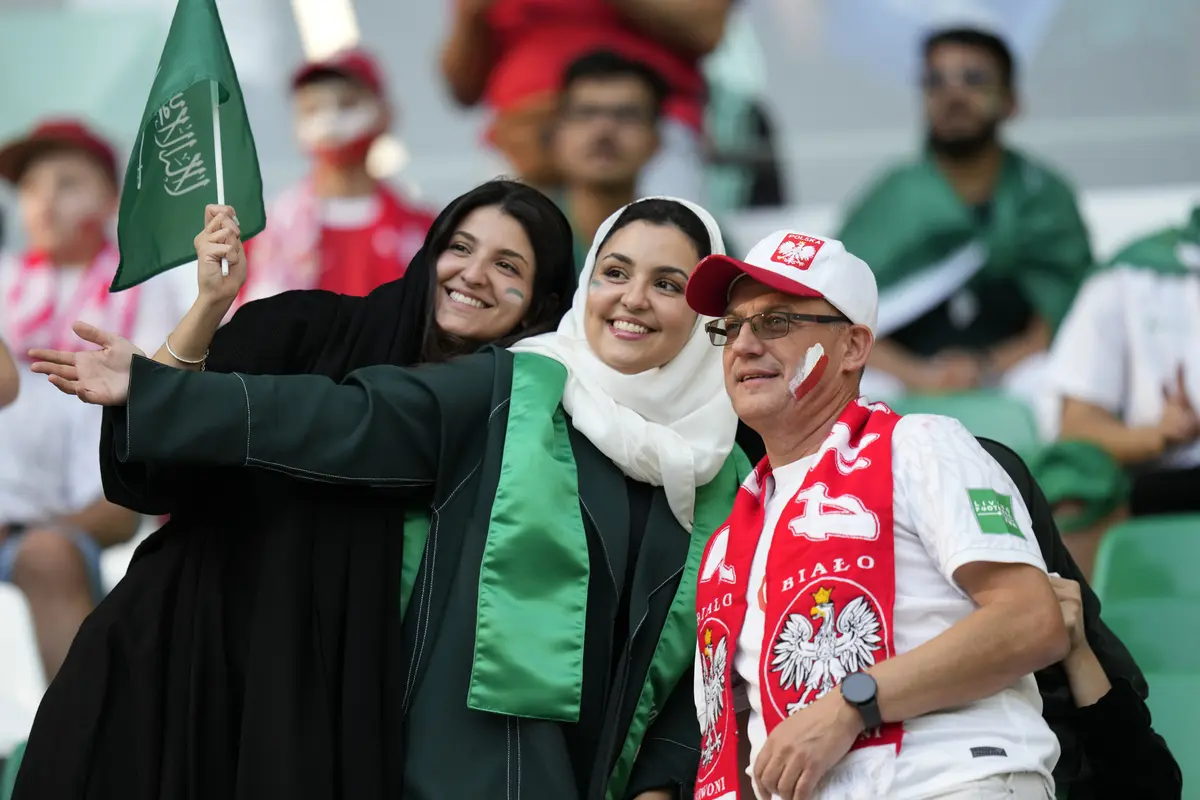 Potret Fans Wanita Arab Saudi Ramaikan Laga Lawan Polandia di Piala Dunia 2022