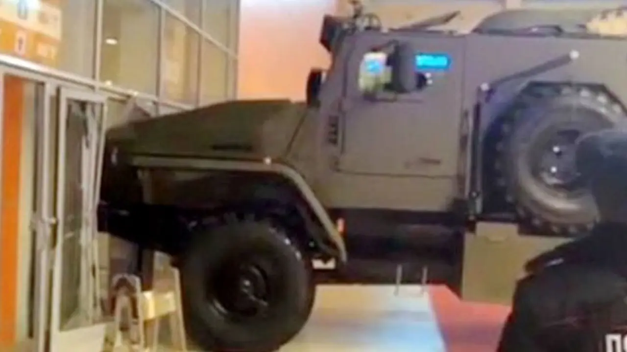 Usaha Curi Mobil Militer Saat Pameran Berujung Insiden