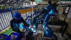 Pekerja menyelesaikan produksi suku cadang otomotif dan elektronika di pabrik industri manufaktur stamping dan assembling di Tangerang, Banten,  Selasa (18/6/2024). (merdeka.com/Arie Basuki)
