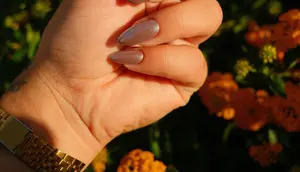 Velvet Nails, Tren Manikur Mewah dengan Efek Magnetik yang Memikat