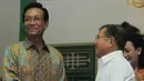 Sri Sultan menyambut JK yang bersama Jokowi berkungjung ke rumahnya di Keraton Kilen, Yogyakarta, Senin (2/6/2014) (Liputan6.com/Herman Zakharia).