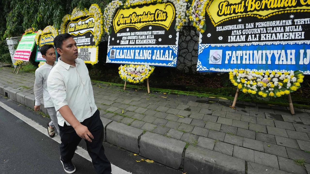 FOTO: Karangan Bunga Duka Cita untuk Ayatollah Ali Khamenei di Jakarta