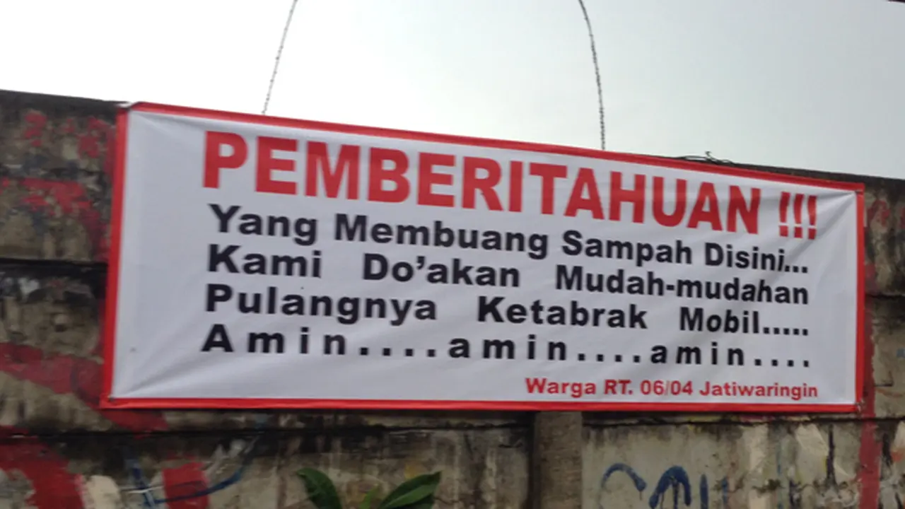 Fenomena Warga: Buang Sampah di Sini Pulangnya Ketabrak Mobil