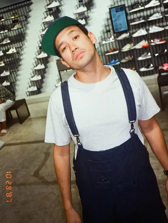 Saat conference call bersama awak media, Rabu (15/4/2020), Tarra mengakui bahwa dirinya bisa mengenang masa-masa sebelum menikah dengan Gya Sadiqah, terlebih sekarang ia sudah menjadi seorang bapak. (Instagram/tarrabudiman)