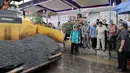 SBY tampak menyaksikan langsung dari dekat proses pengaspalan jalan yang dilakukan di Pekalongan, Jawa Tengah (Rumgapres/ Abror Riski)