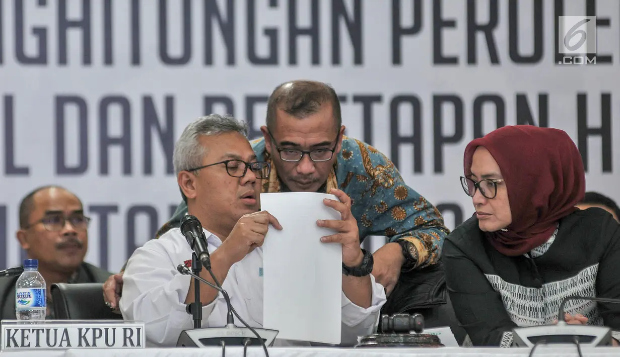 Ketua KPU Arief Budiman berbincang dengan Anggota KPU saat penghitungan suara dan penetapan hasil Pemilu 2019 di Gedung KPU, Jakarta, Selasa (21/5/2019). Hasil rekapitulasi suara, 9 parpol mendapatkan perolehan suara di atas 4 persen dan 7 parpol di bawah empat persen. (merdeka.com/Iqbal S Nugroho)