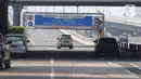 Kendaraan roda empat melintas di Tol Layang Jakarta-Cikampek, Bekasi, Jawa Barat, Minggu (7/6/2020). Djoko Dwijono Direktur Utama PT Jasamarga Jalan Layang Cikampek (JJC) selaku operator jalan tol layang mengatakan operasional akan dilakukan secara bertahap. (Liputan6.com/Herman Zakharia)