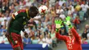 Kiper Jerman, Ter Stegen, berusaha menghalau bola tandukan kepala striker Kamerun, Vincent Aboubakar pada laga Grup B Piala Konfederasi 2017, di Stadion Fisht Olympic, Sochi, Minggu (25/6/2017). Jerman menang 3-1 atas Kamerun. (AFP/ Patrik Stollarz)