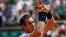 Andy Murray melakukan selebrasi usai pertandingan melawan petenis Rusia, Karen Khachanov pada set tiga di turnamen Prancis Terbuka di stadion Roland Garros, di Paris, Prancis (5/6). Murray meraih kemenangan 6-3, 6-4, 6-4. (AP Photo/Petr David Josek)