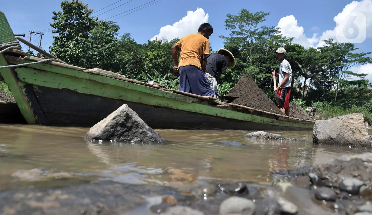 Aktivitas penambang saat bongkar muat pasir dari perahu di Sungai Klawing, Desa Toyarejo, Purbalingga, Jawa Tengah, Minggu (15/5/2022). Aktivitas penambang pasir di Sungai Klawing sudah ada sejak puluhan tahun lalu dengan menggunakan perahu dan dikerjakaan masih secara tradisional. (merdeka.com/Iqbal S Nugroho)