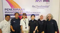 Direktur ATVI, Dr. Melitina Tecoalu, S.E.,M.M, ketiga dari kanan, bersama para dosen dan mahasiswa ATVI saat berada di booth ATVI di acara Career Day MGBK di Balai Samudra Jakarta, Kamis (25/01/2024). Dok: ATVI